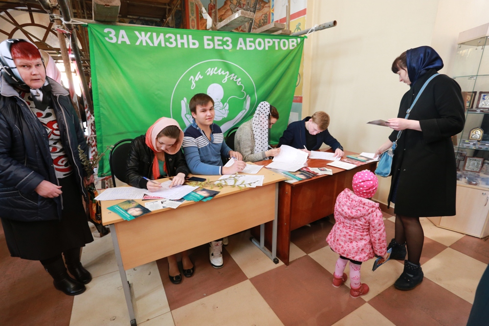 Молодежное православное движение при храме Казанской иконы Божией Матери собирают подписи верующих 